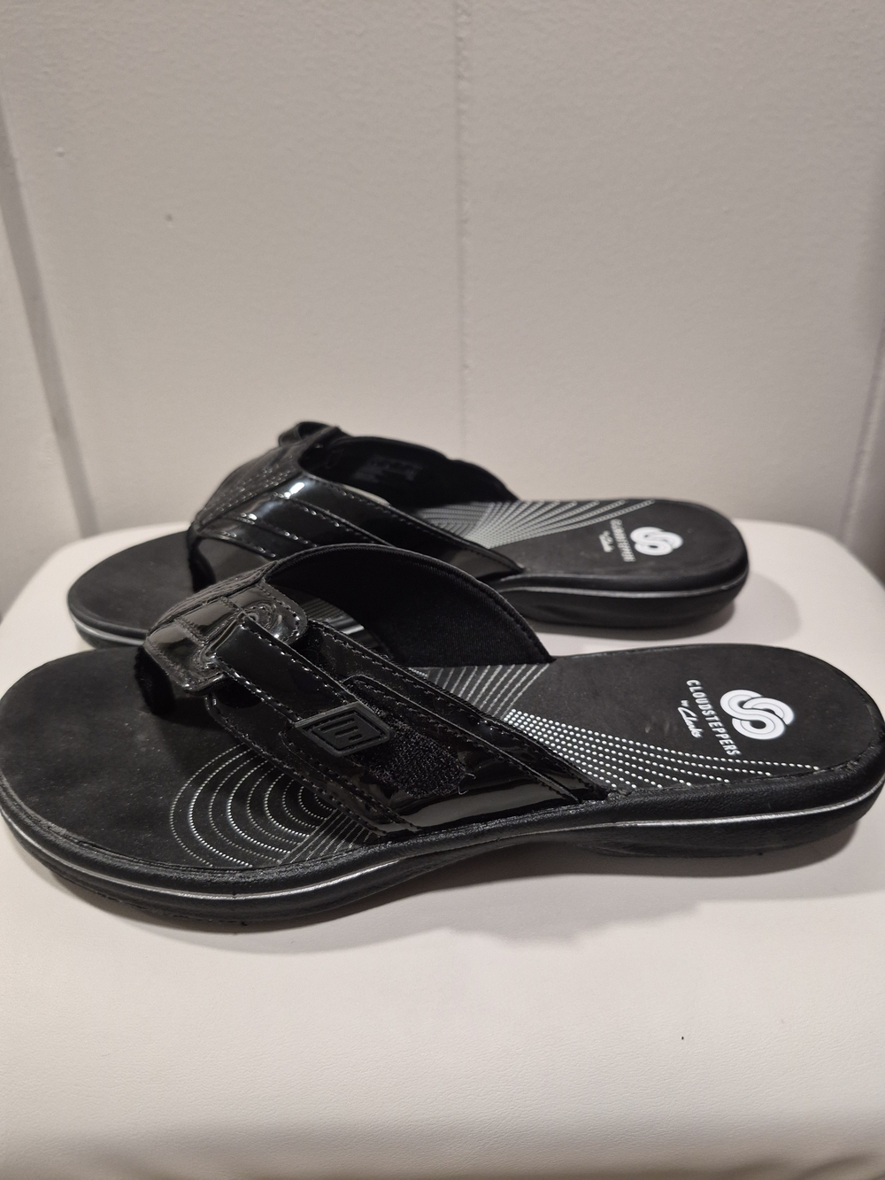 Clarks Cloudsteppers Black Patent Thong Sandals - Picture 2 of 4